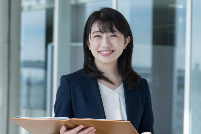 スーツの女性